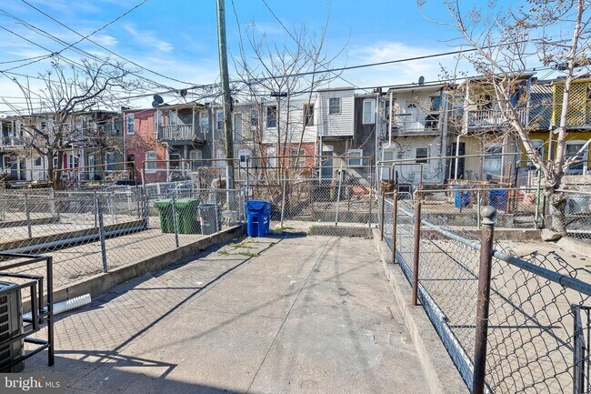 Building Photo - 818 N Rose St