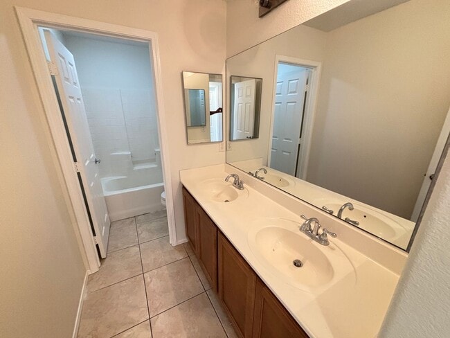 Building Photo - Gorgeous 3bed/1bath w/ 2 Car Garage located in Henderson!