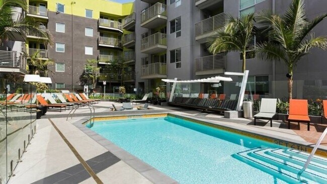 Building Photo - 236 S Los Angeles St