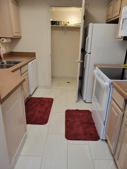 Kitchen - 900 Bitner Rd
