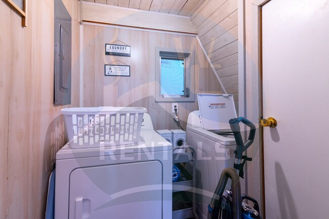 Building Photo - Charming 3 Bedroom 1 Bath A-Frame home loc...