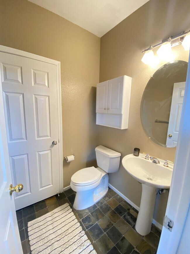 Building Photo - Low Deposit W/ Garage Parking & In Unit Laundry!