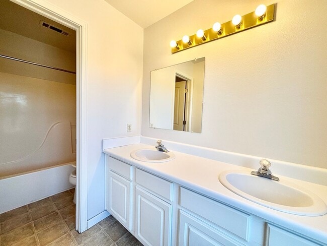 Building Photo - 4 Bedroom Townhome in Hawks Ridge