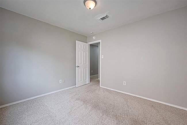 Building Photo - 2339 Loyanne Dr