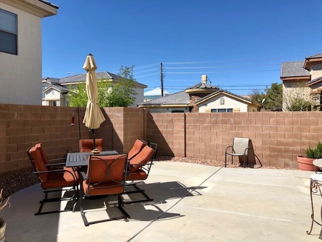 Building Photo - Great Gated Community Near Strip !!!!