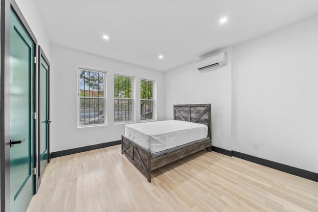 Building Photo - 2458 Lorillard Pl