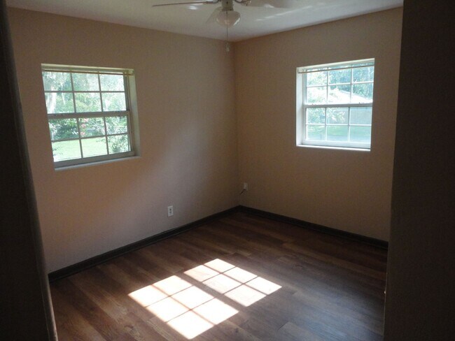 Building Photo - Nice 4 bedroom/2 Bathroom home