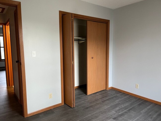 Building Photo - 2-bedroom & 1-bath Apartment + Garage in Hudson WI