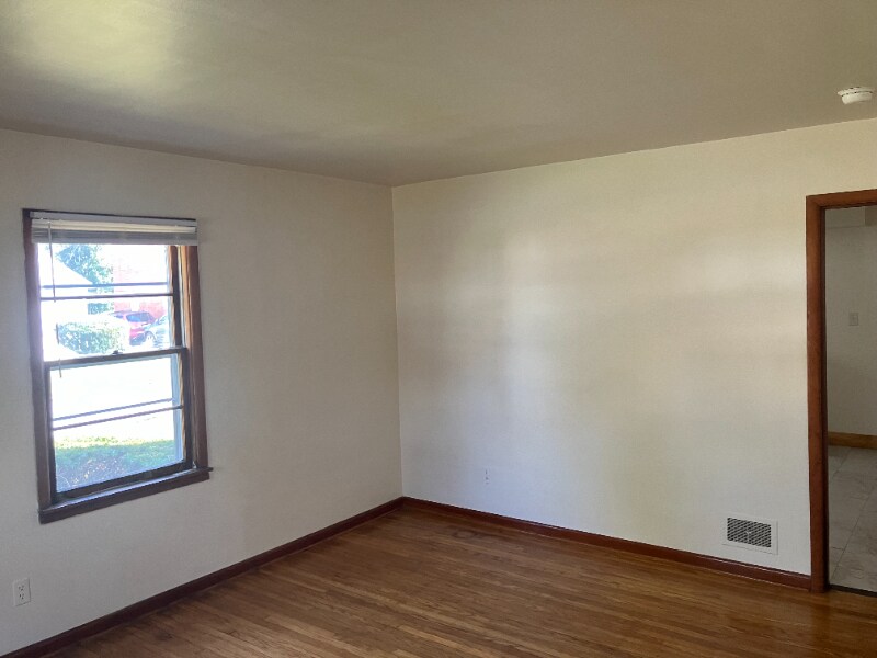 Building Photo - 2628 Lindsay Ave