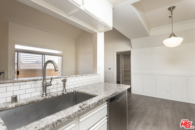 Building Photo - 13801 Oxnard St