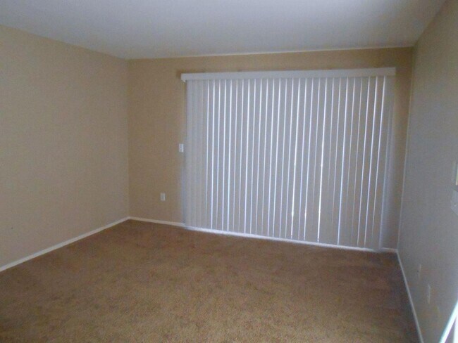 Building Photo - Spacious 2 Bedroom Condo in Gated Community