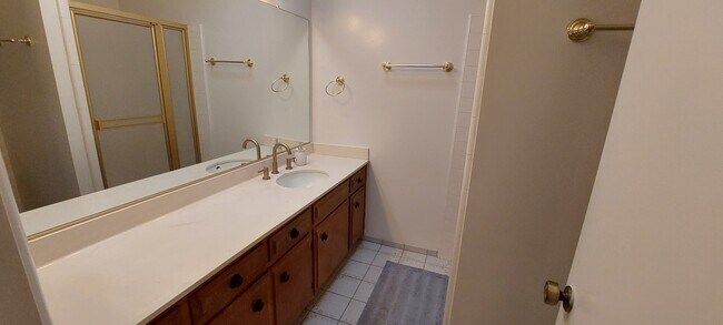 Building Photo - 1122 Peck Dr