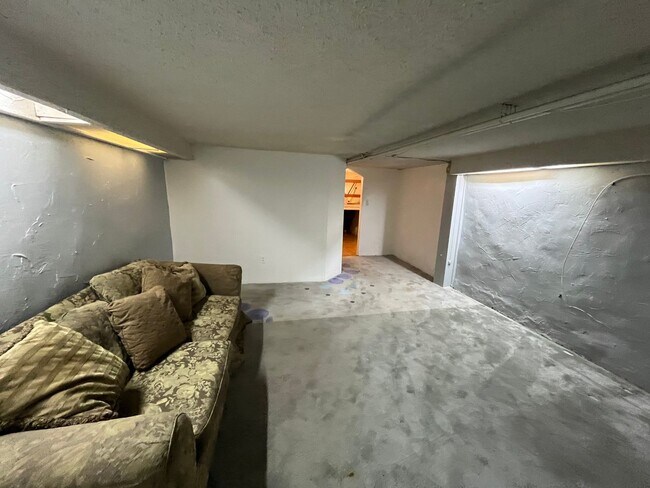 Building Photo - 3140 Longshore Ave