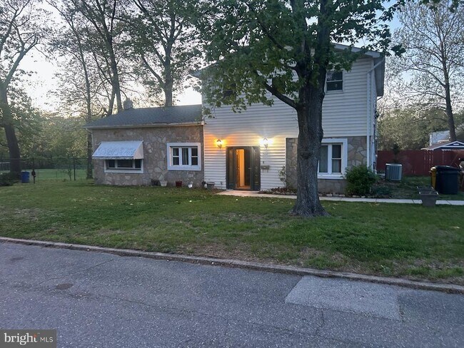 Building Photo - 502 3rd Ave SW