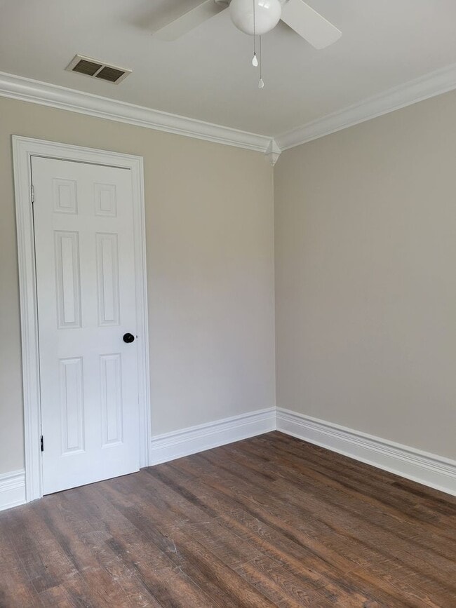 Building Photo - Newly renovated 2 bedroom 1 bath duplex!