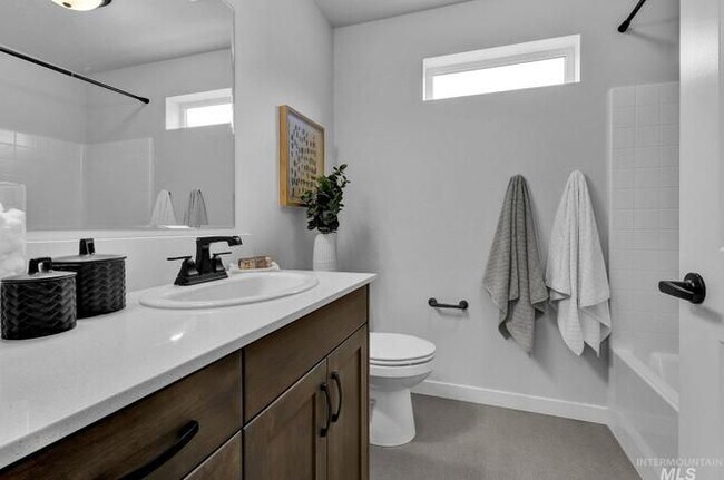 Building Photo - 1482 W Woodpine St