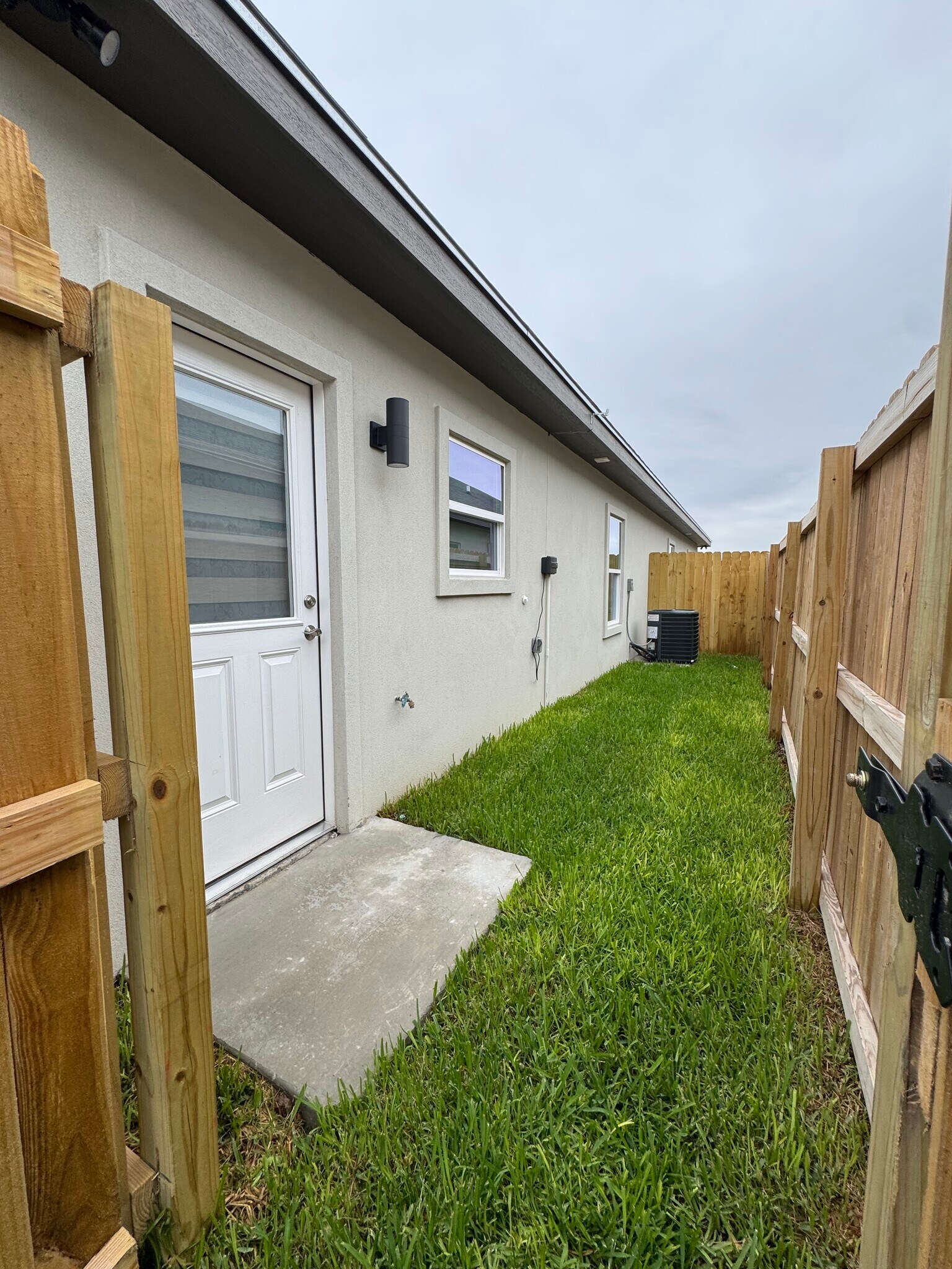 Building Photo - 1803 W Violet Dr