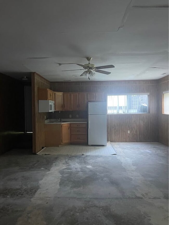 Building Photo - 226 Lake View Dr