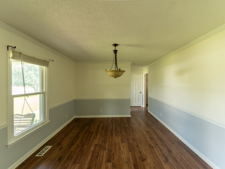 Building Photo - 2981 Bridle Dr