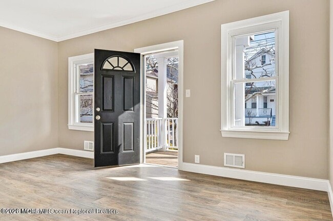 Building Photo - 907 Bond St