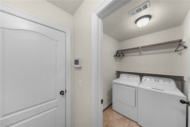 Building Photo - 402 SW Arch St