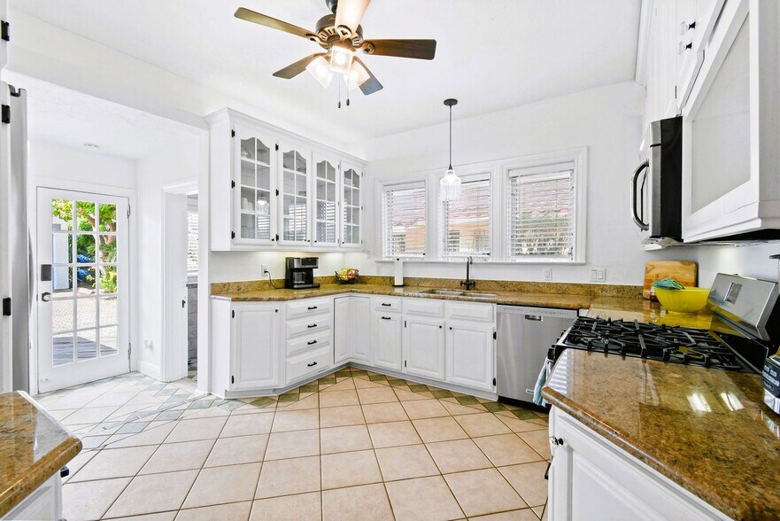 Building Photo - 414 Lake Shore Dr