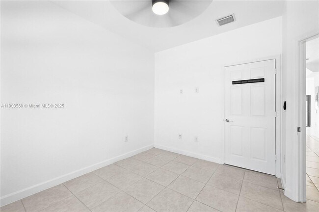 Building Photo - 10537 W 32nd Ln