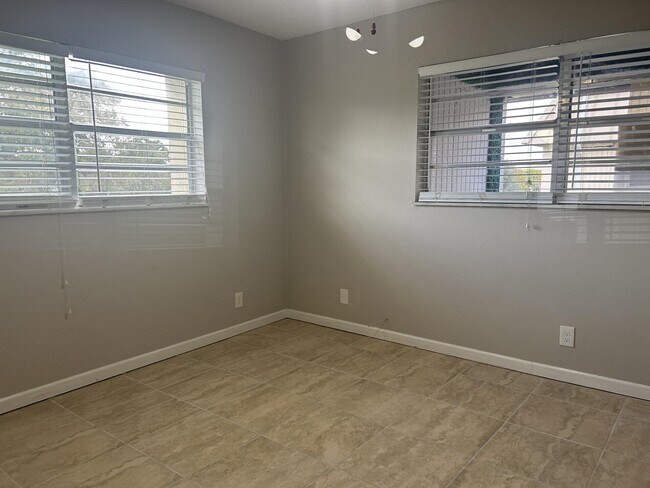 Building Photo - 10693 N Military Trl