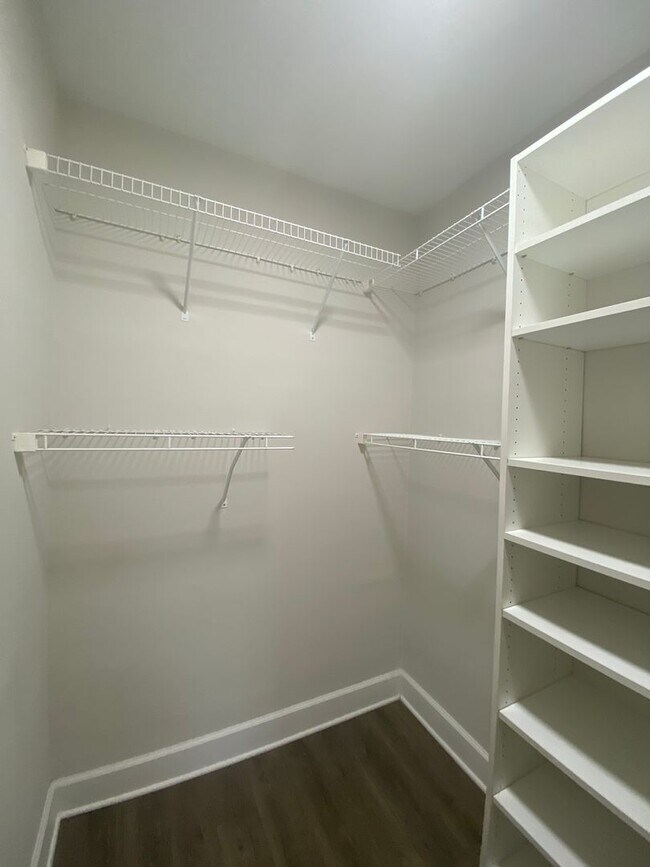 Building Photo - Renovated Studio Apt in Dogtown!