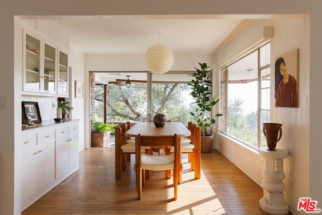 Building Photo - 1575 E Loma Alta Dr