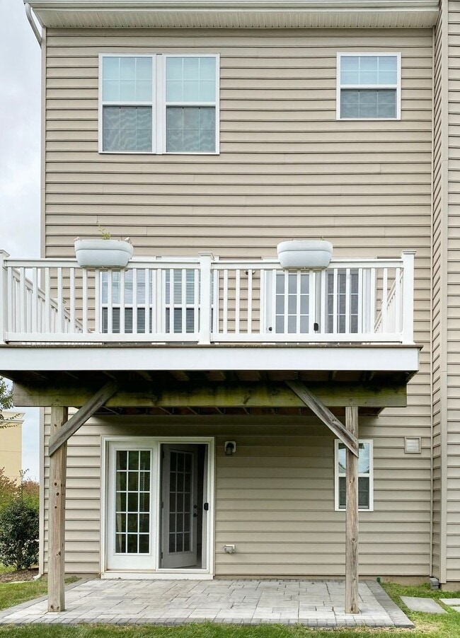Building Photo - Gorgeous 4-Bed Townhome located in North W...