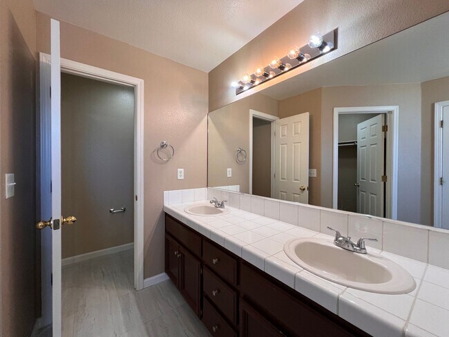 Building Photo - 221 Endeavor Ln