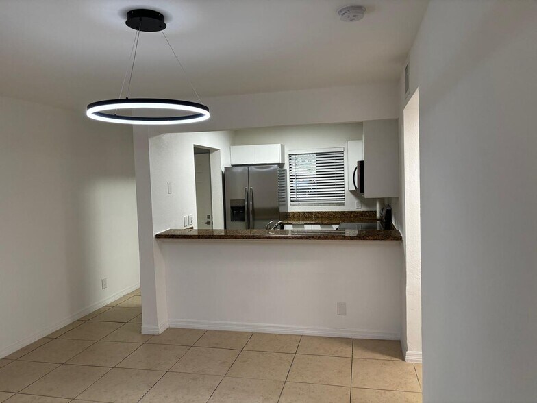 Building Photo - 1515 Lake Crystal Dr