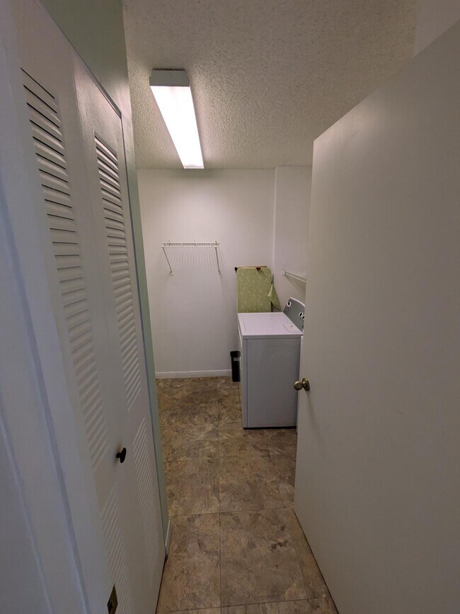 Building Photo - 4725 Lucerne Lakes Blvd E