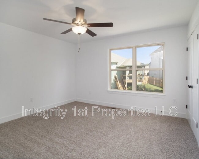 Building Photo - 8831 N Helena Ave