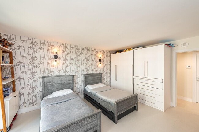 Building Photo - 1121 Crandon Blvd