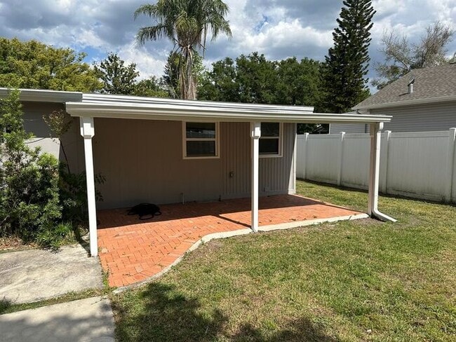Building Photo - Beautiful 3 bedroom, 2 bath home located i...