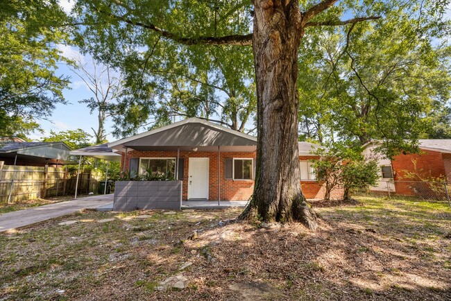 Building Photo - Beautiful 3 Bedroom 2 Bathroom