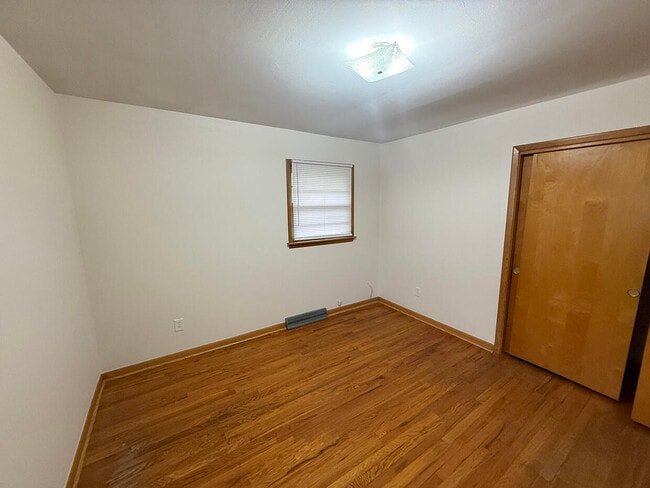 Building Photo - 2102 Woodlea Dr