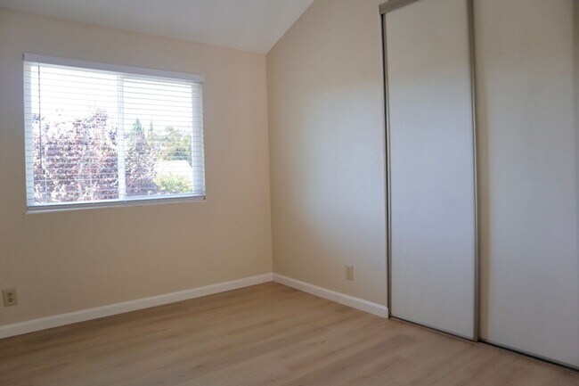 Building Photo - Splendid 3-bedroom home + Bonus Loft located in Fremont! – New flooring!