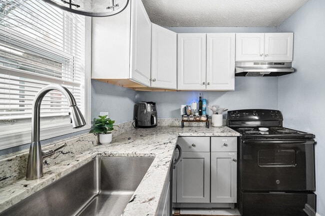 Building Photo - 866 United Ave SE