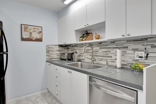 Building Photo - 4302 Martinique Cir