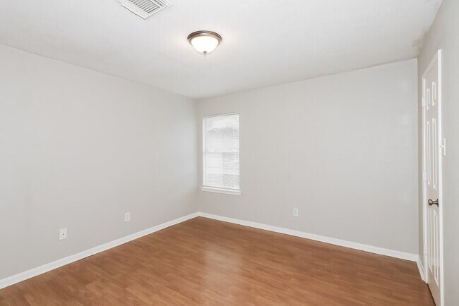Building Photo - 8919 Green Ray Dr