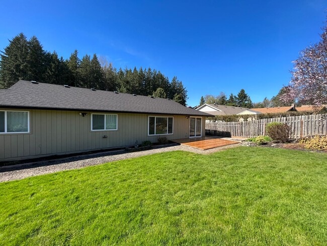 Building Photo - Beautiful 3 Bed 2 Bath House in Happy Valley!! A/C, Additional Living Area, Great for Entertaining!!