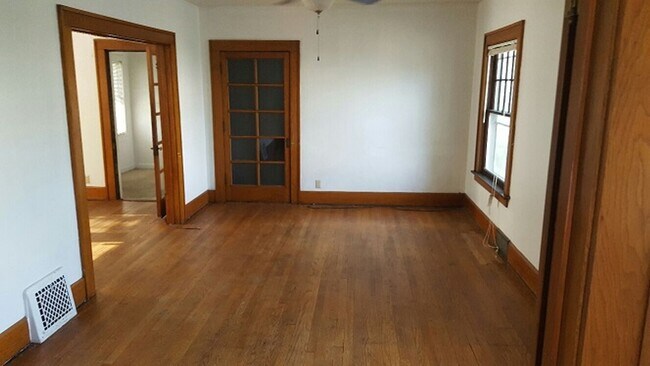 Building Photo - Close Walk To U of I Hospitals-House for Rent