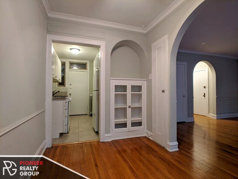 Building Photo - 546 W Surf St