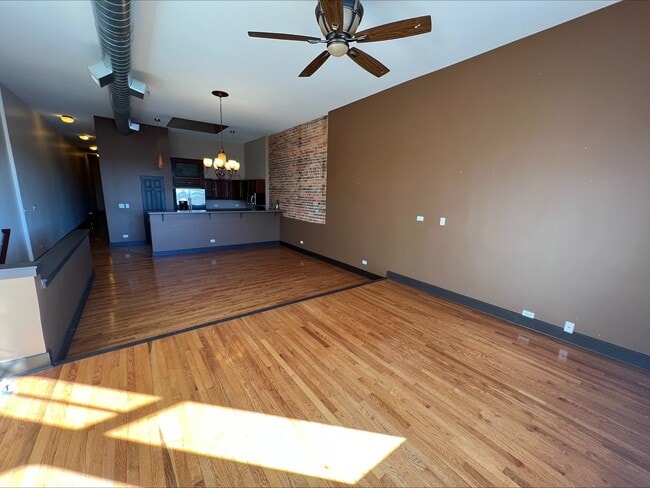 Building Photo - 26 E Downer Pl