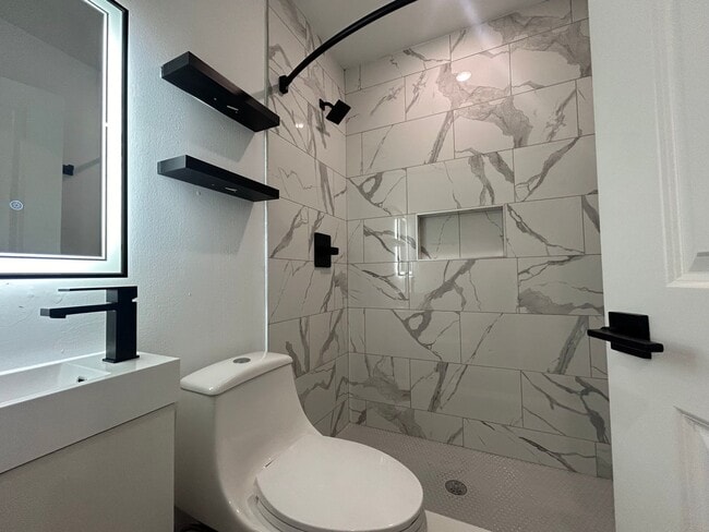 Building Photo - 612 N 39th St