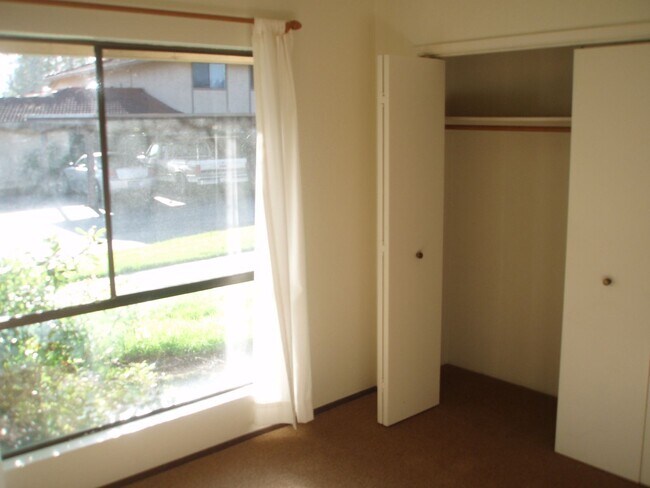 Building Photo - Walk to UC