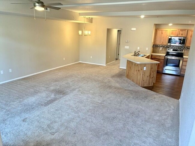 Building Photo - 2 WEEKS FREE! Spacious Townhome!